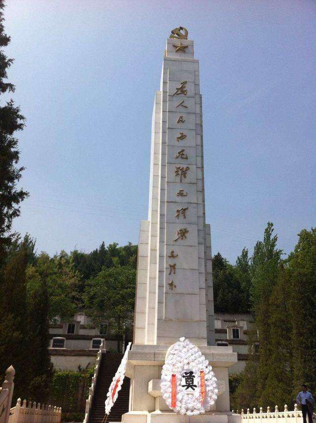 实拍叶挺和项英墓对比, 差别明显, 一位领导人题