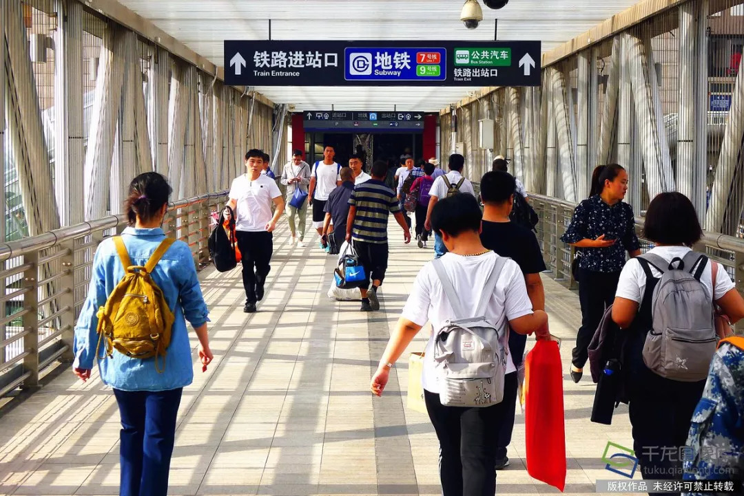 8月21日,在北京西站北二层进站平台看到,在这里即停即下的旅客下车后