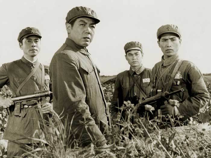 国民党军队撤守到苏州河北岸继续抵抗,残存的国民党杂牌军刘义(刘季云 饰)部,龟缩在市中心,无望地等待失败的来临。我先头部队则在市区与残存的敌人展开巷战,攻占了发电厂、市政府等重要部位,在强大的军事攻势和政治攻势下,无望的敌人终于举起了白旗......