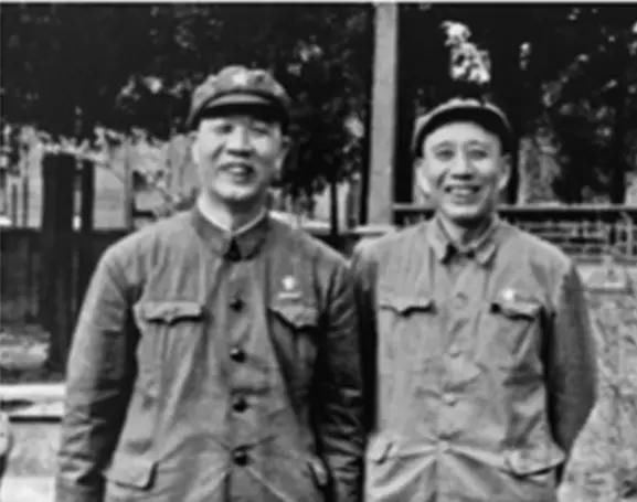 他两次主政新疆,宁拿低工资不拿高工资,一家三