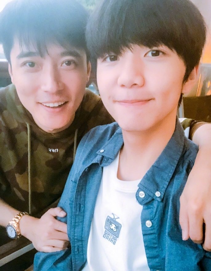 洪欣携儿子张镐濂为张丹峰庆生,网友惊奇发现继父子长得越来越像