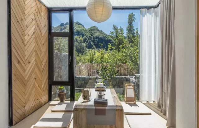 人闲逸自在而山丘静穆高远,在帝都延琉路旁终