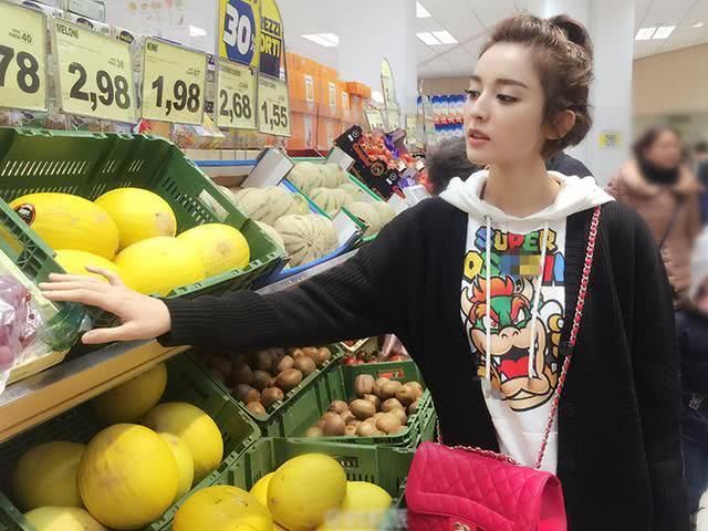 孩奴张柏芝菜场逗娃乐开花,杨幂满脸胶原蛋白