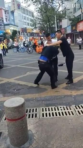 制止路虎车驶入莲花路步行街,珠海男子遭暴打