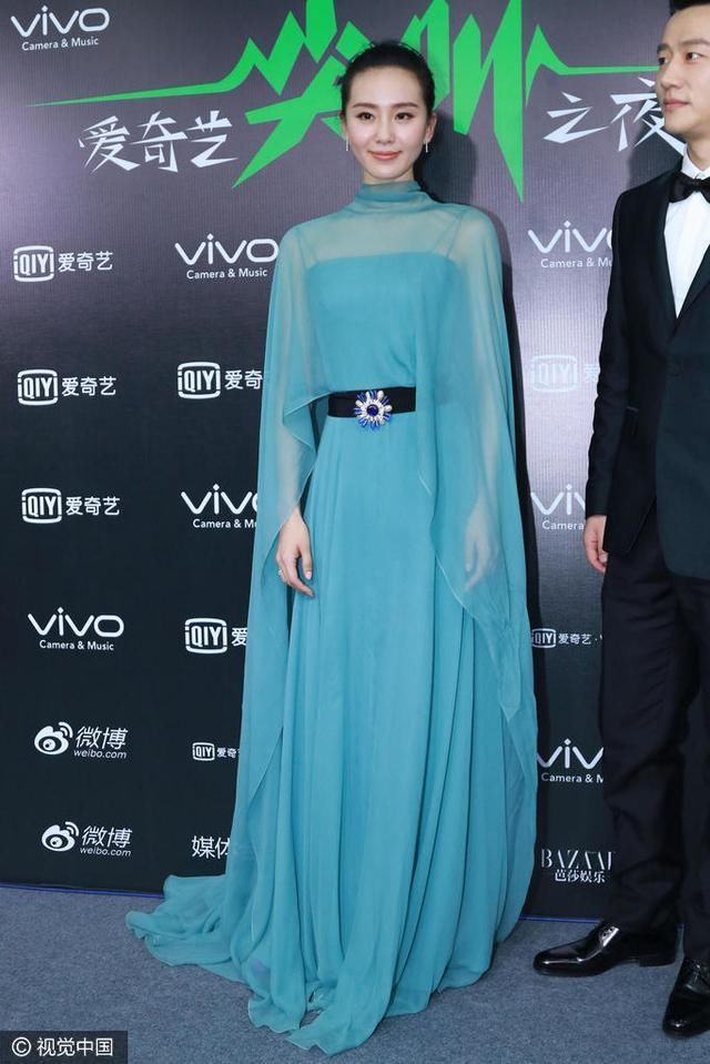 同穿蓝色礼服的赵丽颖和刘诗诗,一个像仙女,一