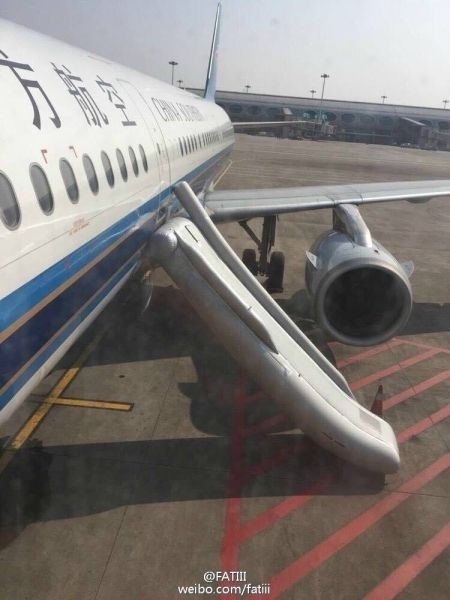 乘客着急下飞机放滑梯 被拘留13日 乘客着急下飞机放滑梯 被拘留13日