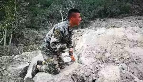 中国军人这些令人心碎的照片,看到第一张就忍