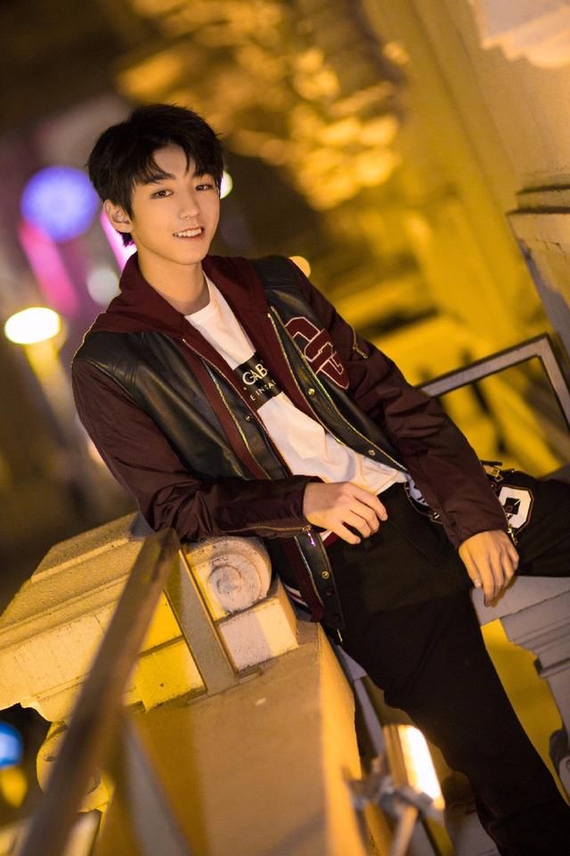 王俊凯穿雨衣挡不住高颜值,网友:鞋子亮了,内