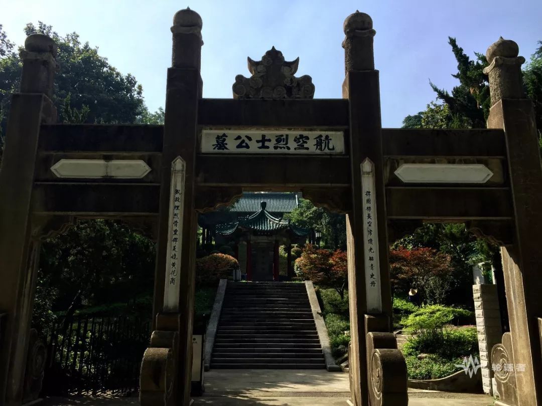 航空烈士公墓 何应钦题写挽联 捍国骋长空,伟绩光昭青史册; 凯旋埋烈