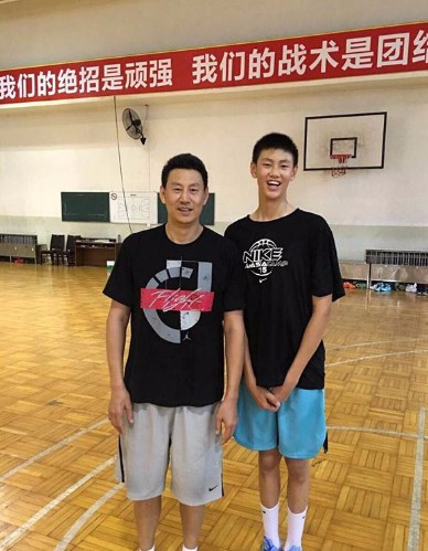 美中不足!战神刘玉栋儿子身高已比肩父亲,一