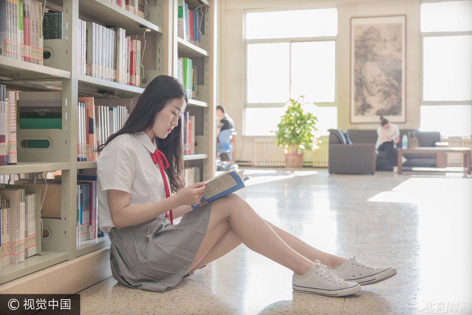 2017年5月23日，太原市，一高校同宿舍5位青春靓丽的毕业生姐妹花身穿清纯校服，在校园里各个值得留恋的角落里拍摄创意毕业照，以此纪念大学四年友谊和逝去的青春。
