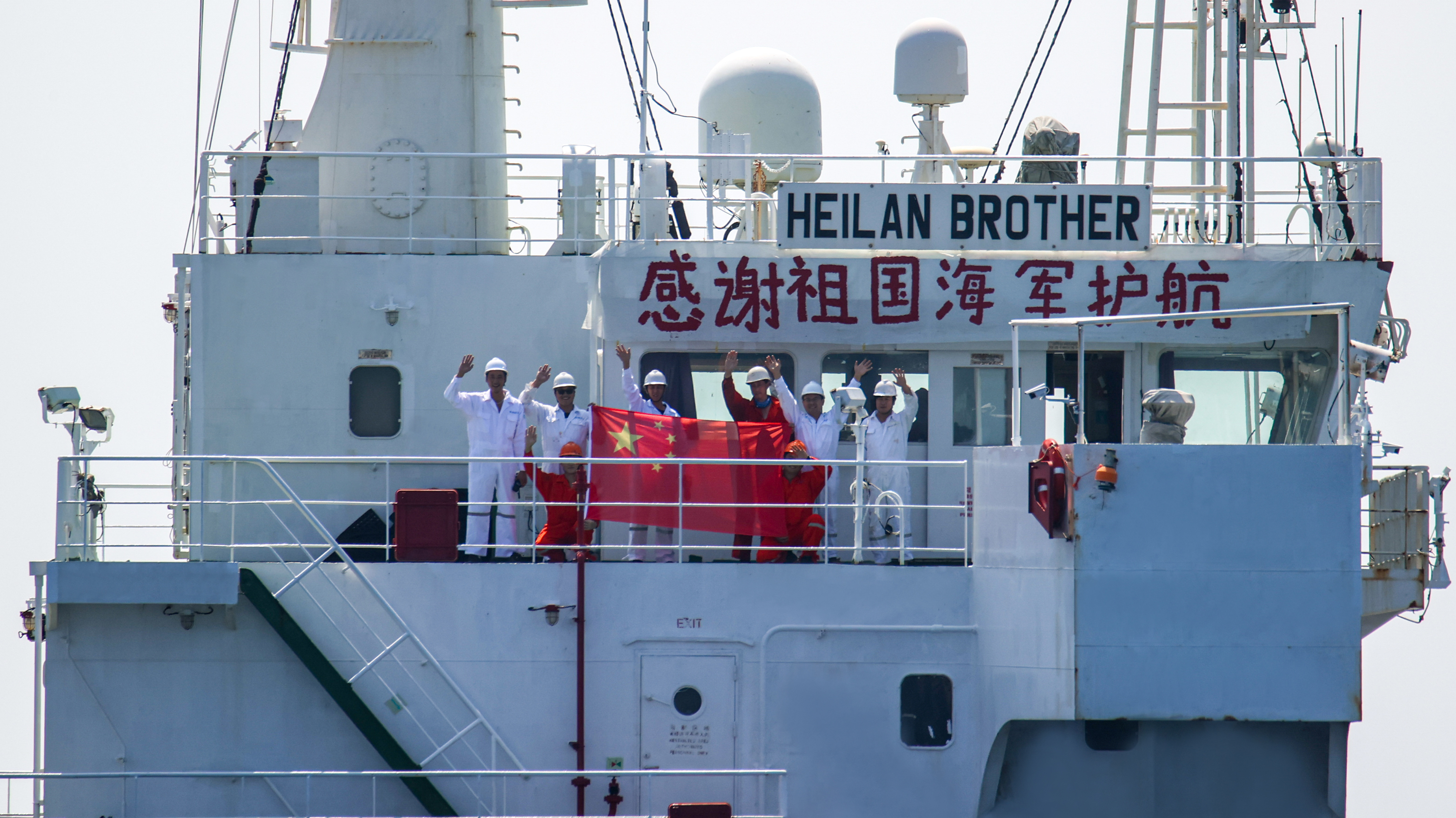 亚丁湾上闪耀中国红 海军第42批护航编队执行特殊护航任务侧记 亚丁湾上闪耀中国红 海军第42批护航编队执行特殊护航任务侧记