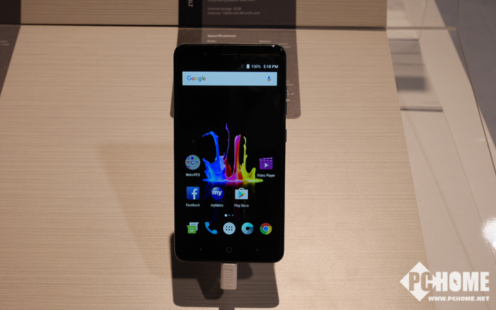 中兴参展CES2018 折叠屏天机Axon M引围观