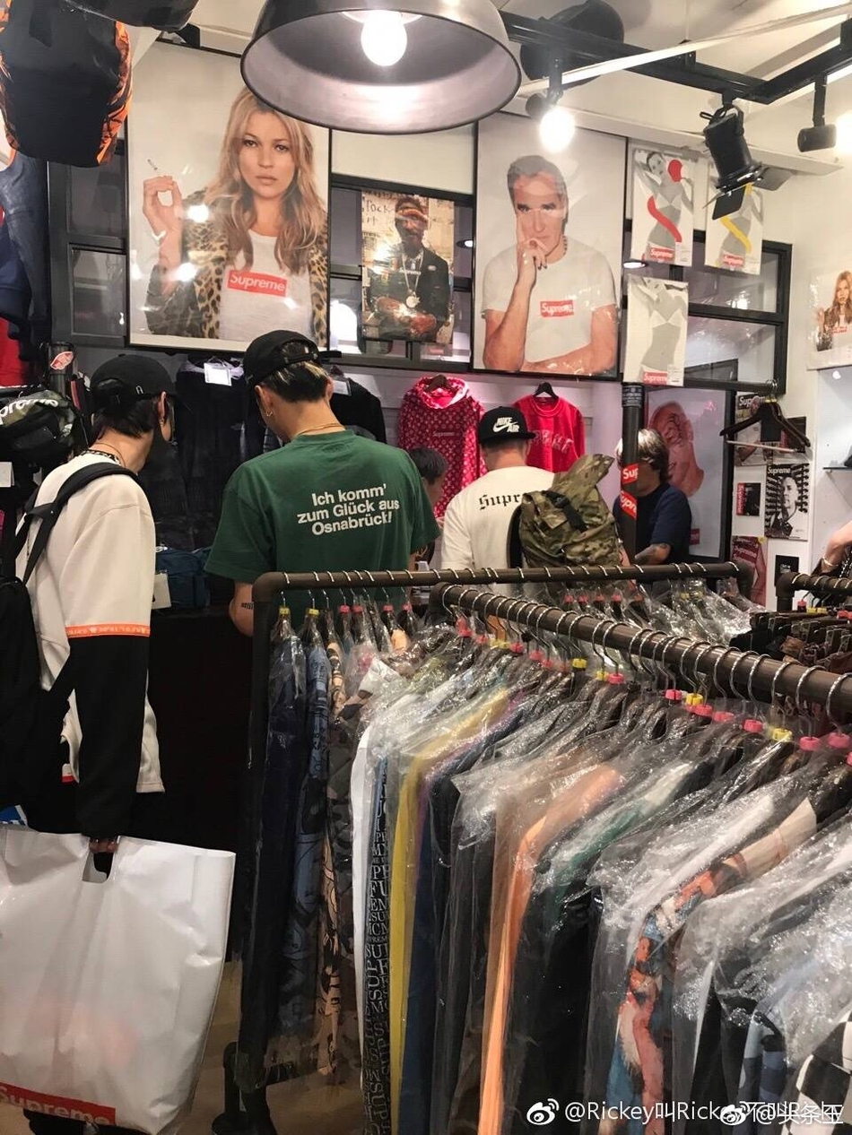 吴亦凡日本逛街买不停 助理身上挂满大包小包惹网友心疼