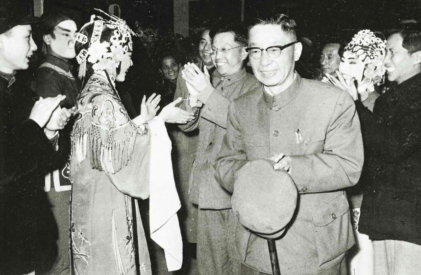 老舍在新中国成立后从美国回到中国，被北京市人民政府授予“人民艺术家”的称号。