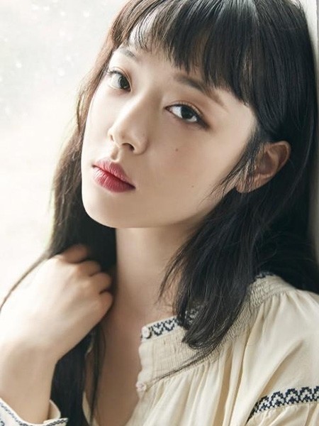 怎么扎卷发最好看 齐刘海+半扎发减龄必备