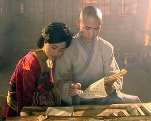 不过皇宫里的女人哪能那么光明正大的 ,为了方便出入宫闱,和尚是最好掩人耳目的身份。
  这个花和尚原名是冯小宝,情人武则天成为女皇后才赐给他新名字薛怀义,还给他大肆封功进爵。一个低下的小贩一步登天,难免骄横。不过女皇是个连自己亲生儿女都能下杀手的狠角色,哪会怜惜枕边人,厌恶之后立马就把他给清理了。