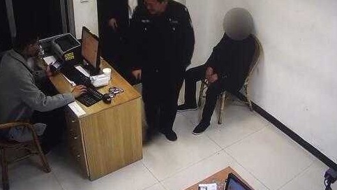 老赖用他人身份证开房 没想到那人是逃犯双双被抓