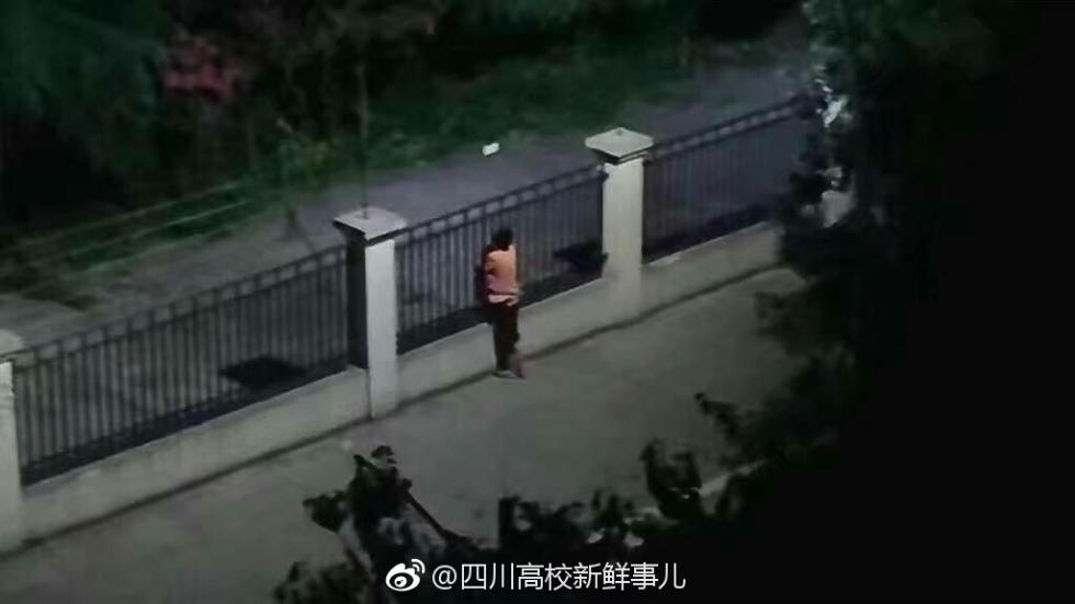 @HD_木子李:感觉好心酸,要是我就翻围墙了
不过也有部分网友表示不理解,难道出个校门见一面很难?
@灰熊叔Su呀:懒到不想出校门么....