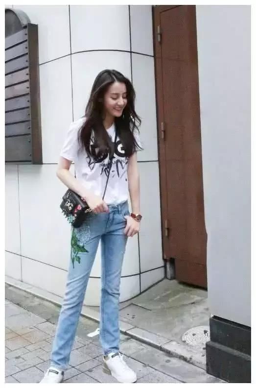 迪丽热巴的小白鞋真是别致,后脚跟踩在泥地里