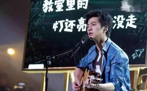 中国好声音开播,李健讲段子不稀奇,周杰伦穿裙