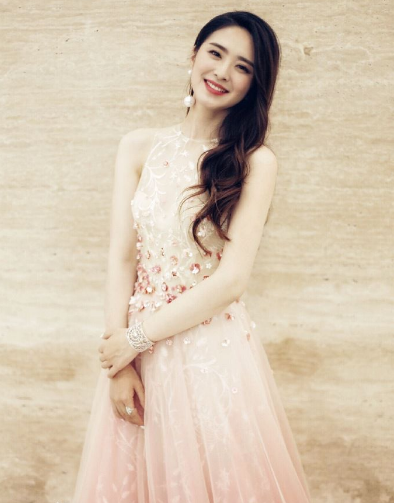 代替谢娜主持快本,节目频频抢话抢镜头的刘烨