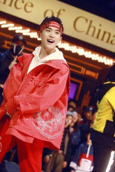 高考即将来袭:宋祖儿尽显轻松吴磊要刷一千题