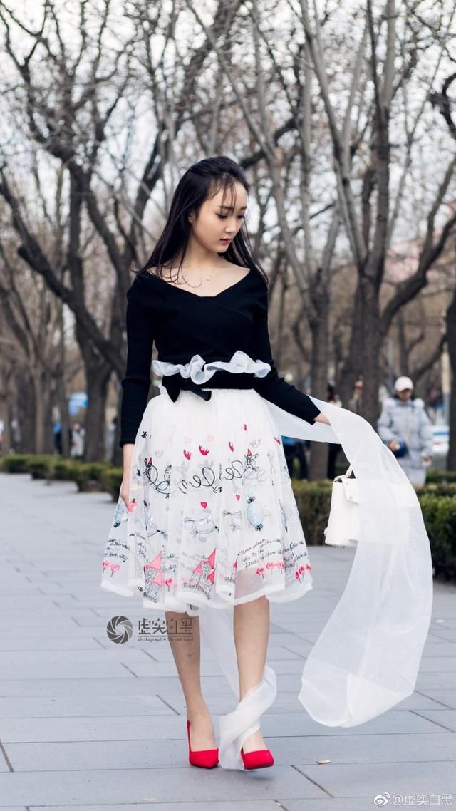 7. 蓬蓬裙红色高跟鞋,青春靓丽.