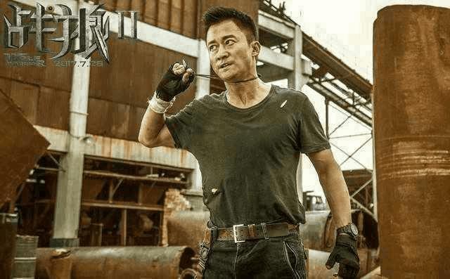 模仿《战狼2》在护照后写字被拒签 网友:活该 模仿《战狼2》在护照后写字被拒签 网友:活该