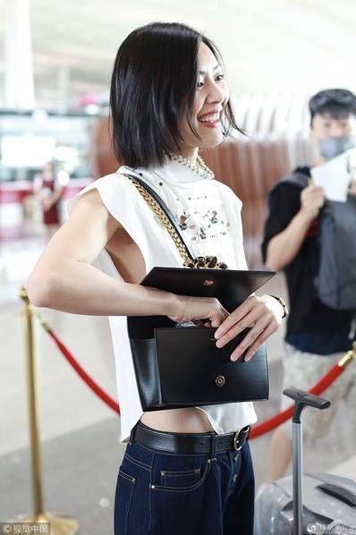 刘雯剪短发清新秀丽颜值暴增 抬手意外露出马甲线