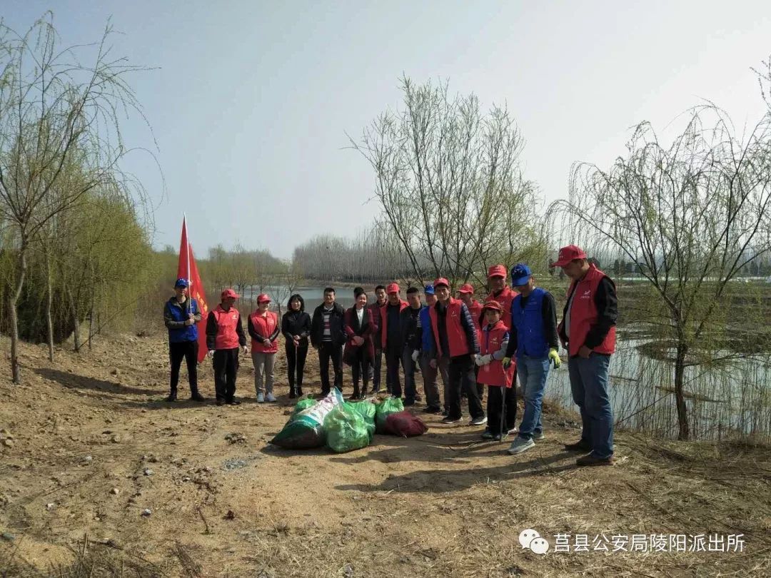 陵阳平安志愿服务队开展巡河环保活动