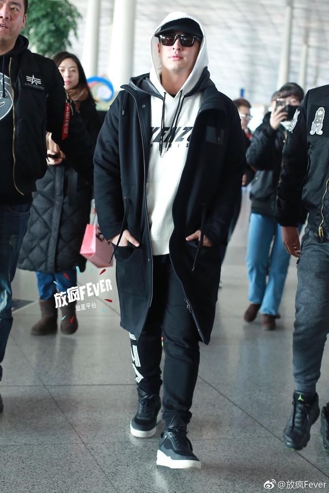 潘玮柏总算舍得换裤子,但穿白卫衣好显胖,网友
