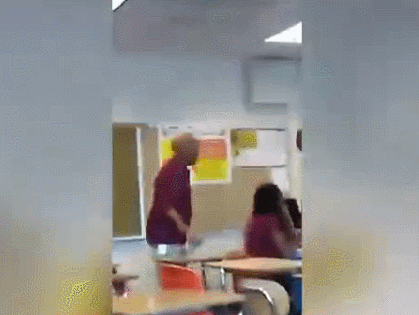 美高中生课堂暴打老师 已被逮捕面临指控 美高中生课堂暴打老师 已被逮捕面临指控