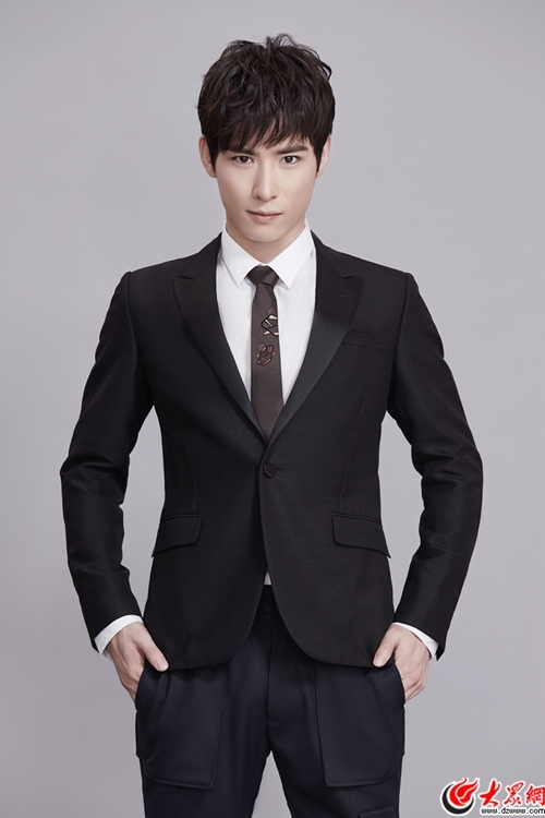 吴昊泽职场精英范儿写真 西装小哥哥帅哭你