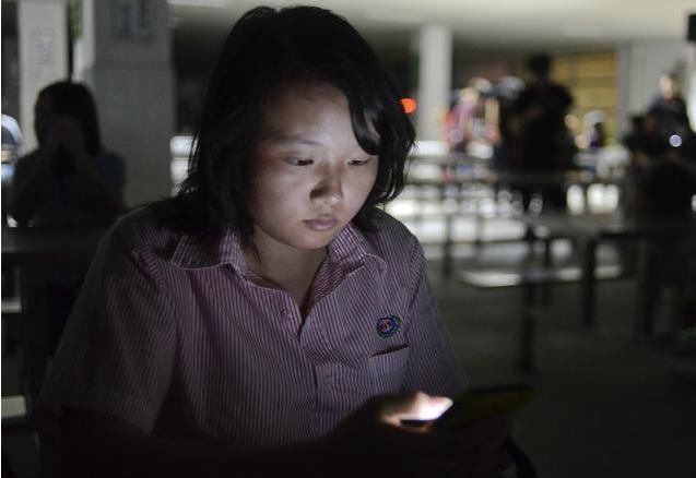 宝妈喂孩子时玩手机,两个月宝宝就这样变成了