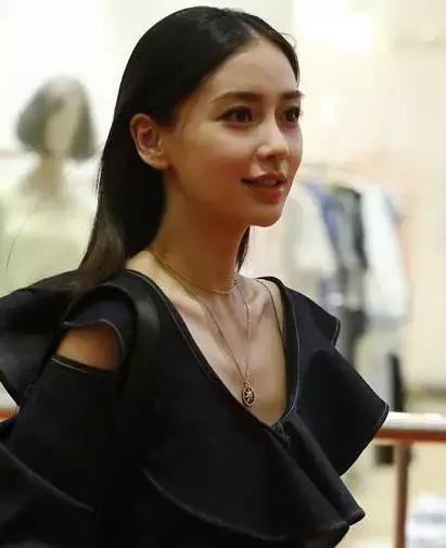 和鲁豫有一拼瘦成排骨胸的女星!网友:高圆圆也