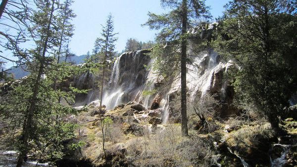 九寨沟景区昨起恢复旺季门票价格,散客进沟被