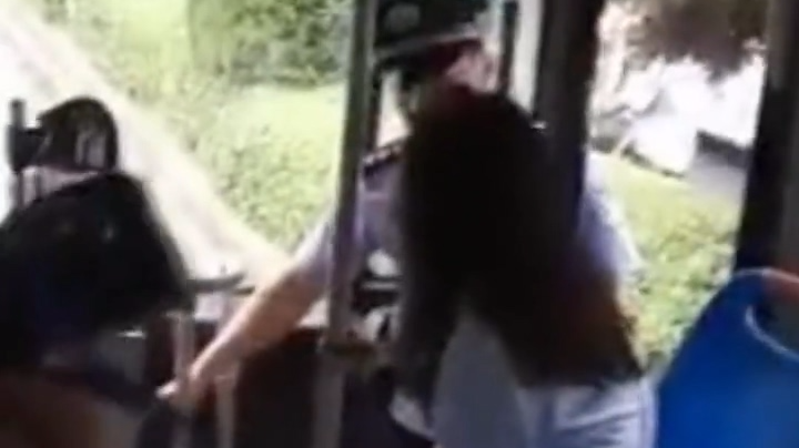 女子坐公交不给钱还诡辩,男童怒怼 女子坐公交不给钱还诡辩,男童怒怼