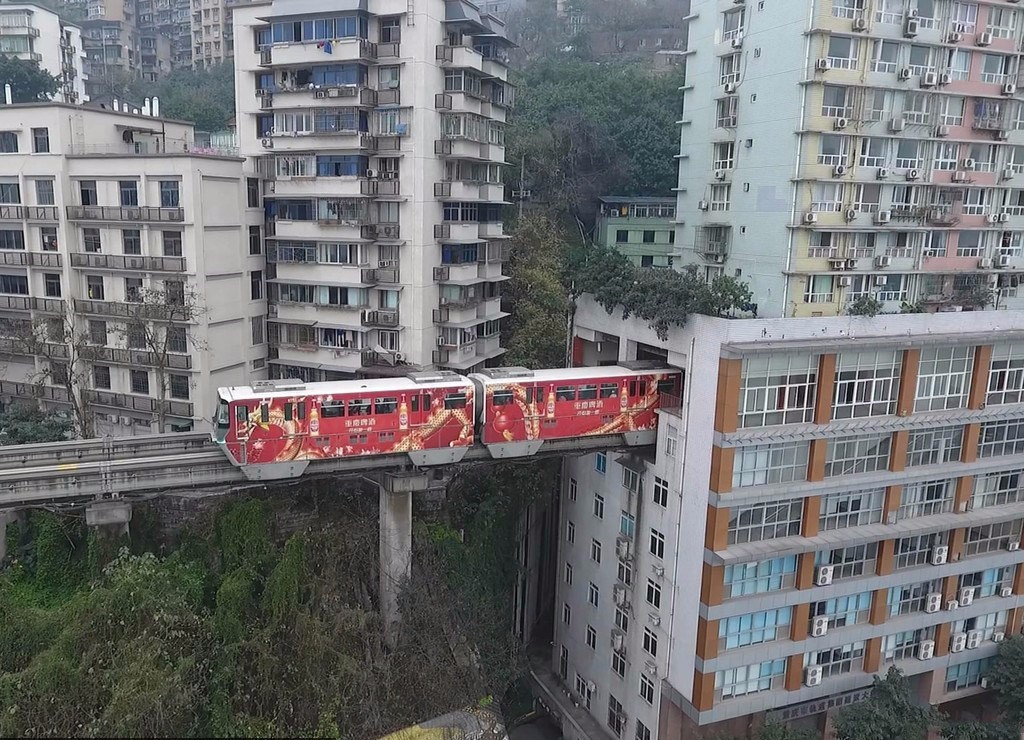 重庆最牛建筑轻轨穿楼而过场面震撼