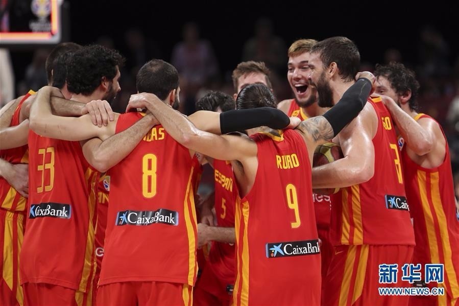 9月15日，西班牙队球员庆祝胜利。 当日，在北京举行的2019年国际篮联篮球世界杯决赛中，西班牙队以95比75战胜阿根廷队，夺得冠军。 新华社记者 孟永民 摄