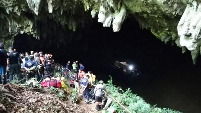 揪心!泰国12名小球员探险地下洞穴集体失踪