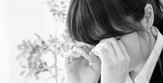 杭州28岁女子文美瞳线半年 眼睛畏光流泪刺痛