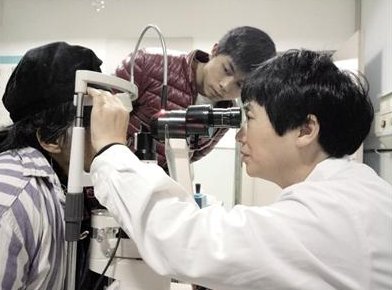 老人眼睛里长出3条2厘米长寄生虫 经常头痛恶心