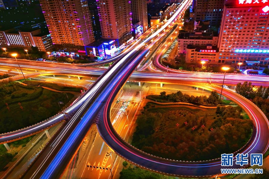 车流穿梭在城市中.(新华网发矫学立摄)