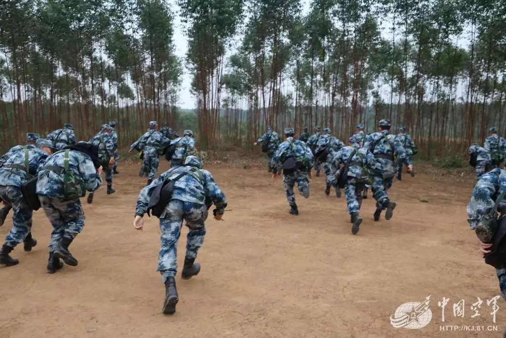过年前，空军海训新兵来了一场20公里的拉练……_北京时间