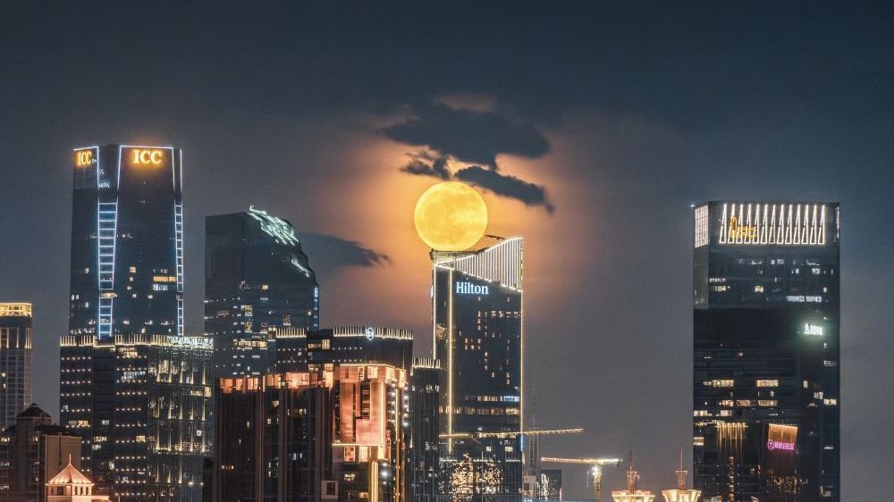 这轮满月不一般:中元节看“超级蓝月亮+土星伴月” 这轮满月不一般:中元节看“超级蓝月亮+土星伴月”