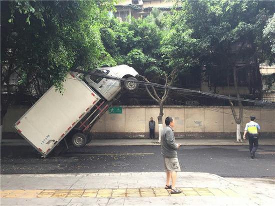 上天了!成都一货车挂断电缆四轮腾空 上天了!成都一货车挂断电缆四轮腾空