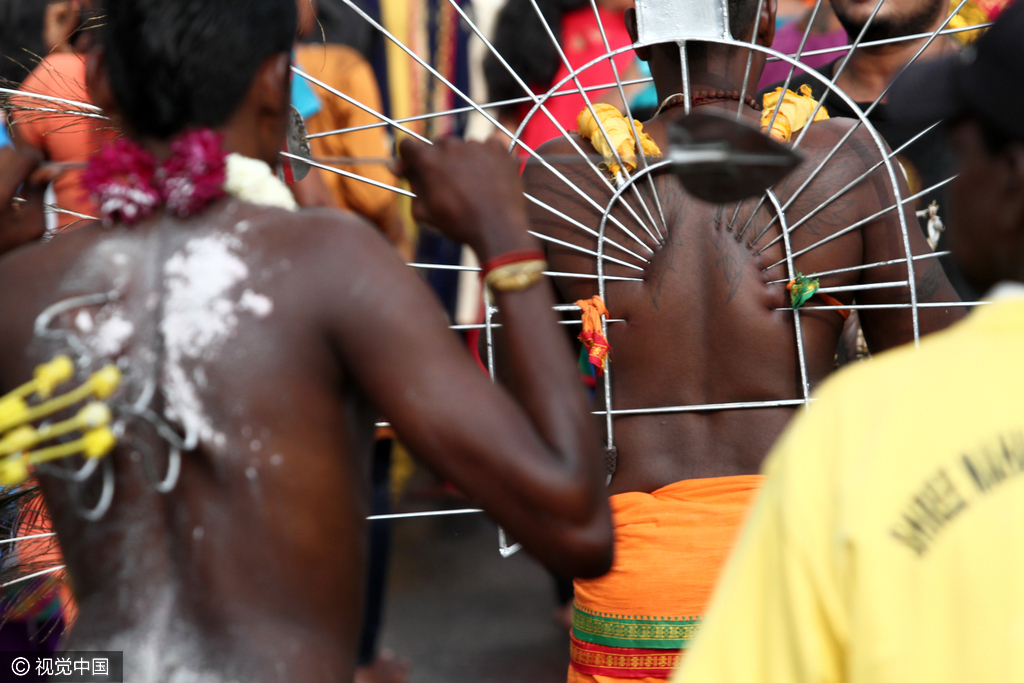 信徒的祭祀仪式：用银针刺穿舌头、双颊等。