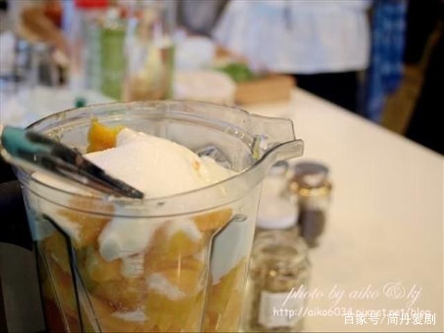 女游客去印度旅游,看到当地酸奶,买了一杯!付钱