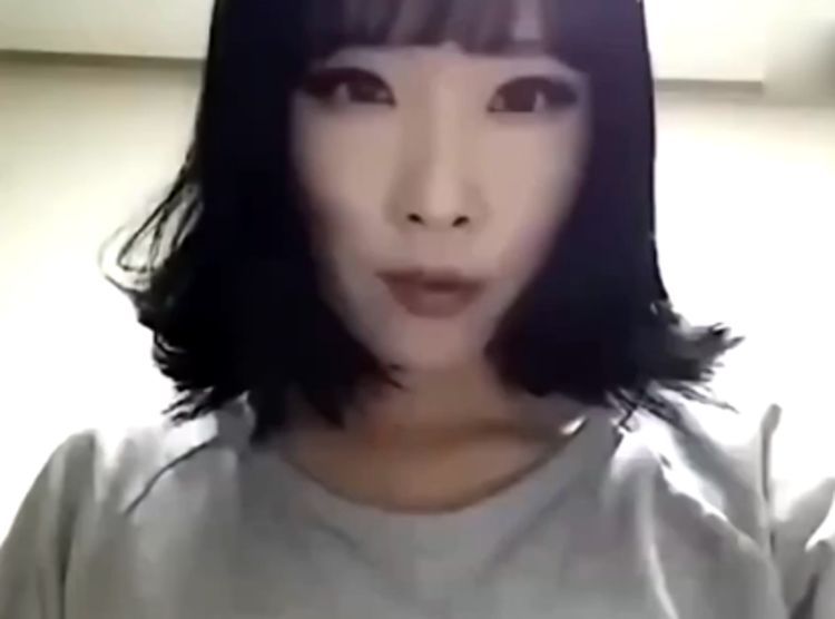 美女直播后忘关摄像头,看到这场景,直播间沸腾